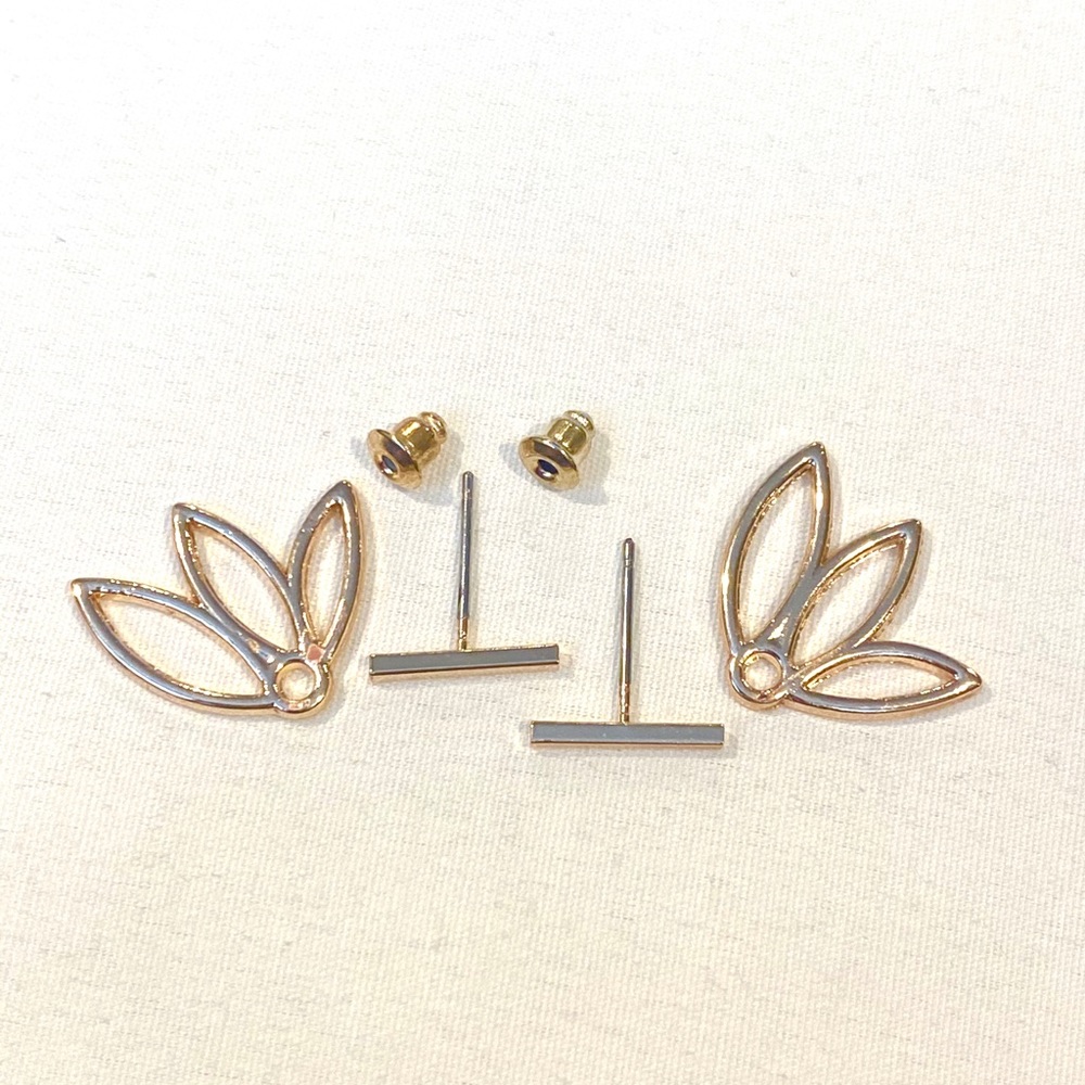 Gold plated alloy t bar with flower back earring